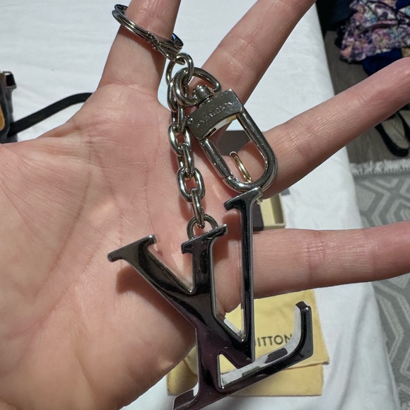 Authentic Louis Vuitton Silver Key Chain Good condition - Picture 4 of 6